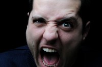 crier s'énerver agresser