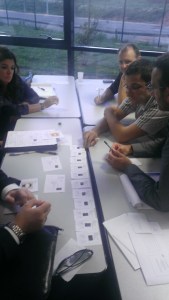 Les cartes posées sur la table correspondent aux différentes « user stories » mises en production par les participants afin de satisfaire les demandes clients.